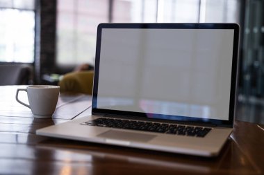 boş ekran bilgisayar ile modern dizüstü kullanarak alay