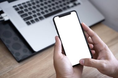 Akıllı telefon teknolojisi ve telefon teknoloji eğilimleri kullanarak adam ellerini kapatın