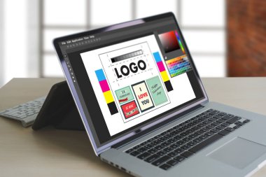 Yaratıcı tasarımcı grafik iş başında. Renk renk örneği örnekleri, Illustrator grafik tasarımcı çalışma dijital tablet ve bilgisayar