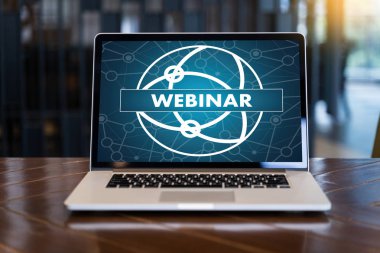WEBINAR masadaki el E-business tarama Bilgisayardaki bağlantı, kahve, bölünmüş ton
