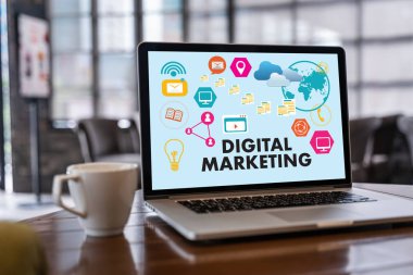 DİGİL MARKETING yeni başlatılan proje MILLENNIALS İş Ekibi mali raporlar ve bir dizüstü bilgisayarla iş başında