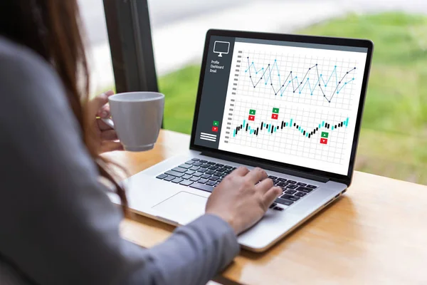 Verksamhet Man Arbetar Diagram Schema Eller Planering Finansiella Rapportdata — Stockfoto