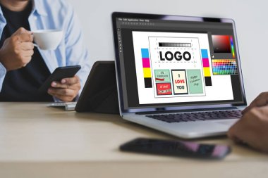 Yaratıcı tasarımcı grafik iş başında. Renk renk örneği örnekleri, Illustrator grafik tasarımcı çalışma dijital tablet ve bilgisayar