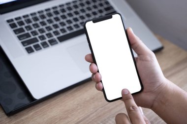 Akıllı telefon teknolojisi ve telefon teknoloji eğilimleri kullanarak adam ellerini kapatın