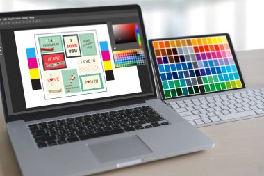 Yaratıcı tasarımcı grafik iş başında. Renk renk örneği örnekleri, Illustrator grafik tasarımcı çalışma dijital tablet ve bilgisayar
