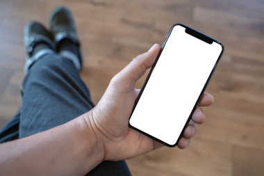 Akıllı telefon teknolojisi ve telefon teknoloji eğilimleri kullanarak adam ellerini kapatın