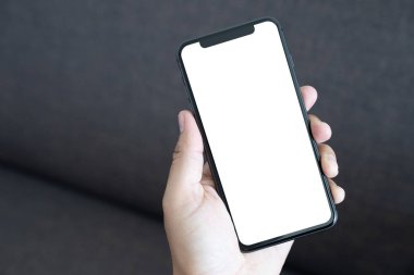 Akıllı telefon teknolojisi ve telefon teknoloji eğilimleri kullanarak adam ellerini kapatın