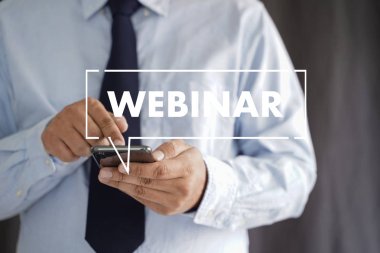WEBINAR adam el masa üzerinde iş, kahve, bölünmüş ton