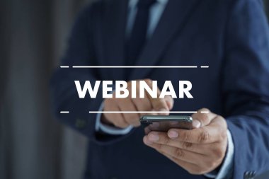 WEBINAR adam el masa üzerinde iş, kahve, bölünmüş ton