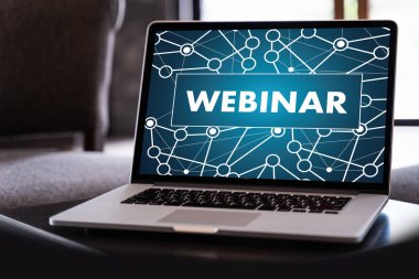 WEBINAR masadaki el E-business tarama Bilgisayardaki bağlantı, kahve, bölünmüş ton