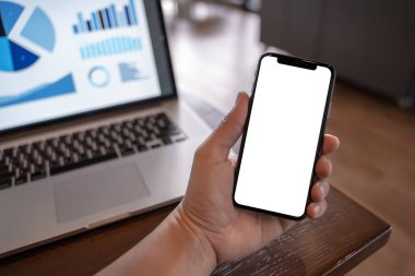 Akıllı telefon teknolojisi ve telefon teknoloji eğilimleri kullanarak adam ellerini kapatın