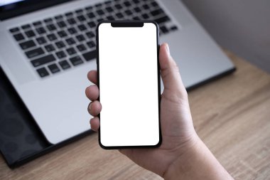 Akıllı telefon teknolojisi ve telefon teknoloji eğilimleri kullanarak adam ellerini kapatın