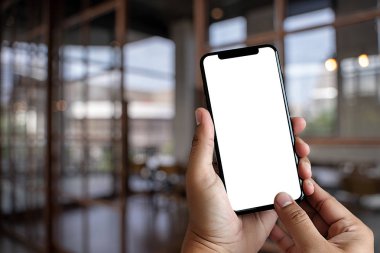 Akıllı telefon teknolojisi ve telefon teknoloji eğilimleri kullanarak adam ellerini kapatın