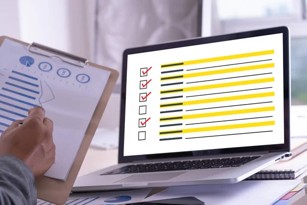 Affärsman Survey Och Resultat Analys Discovery Concept — Stockfoto