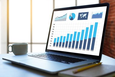İş adamı satış artış gelir payları ve müşteri satış Pano grafik kavramı pazarlama