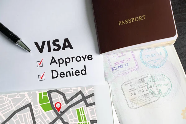 签证和护照被批准盖章的文件在移民签证的最高视图批准 — 图库照片