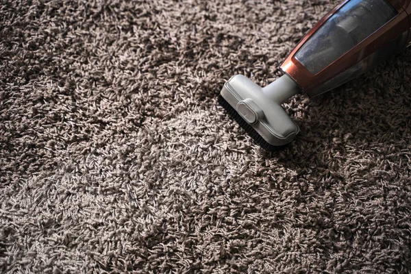 Yakın çekim A elektrikli süpürge profesyonel elektrikli süpürge kullanarak man