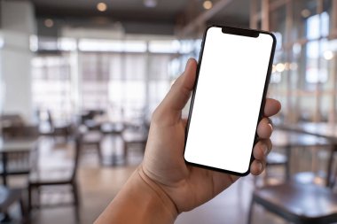 Akıllı telefon teknolojisi ve telefon teknoloji eğilimleri kullanarak adam ellerini kapatın