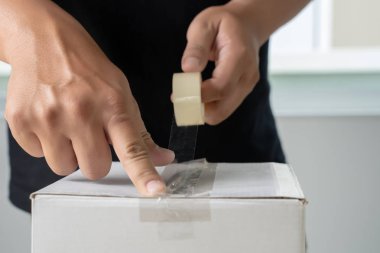 adam elini şeffaf adam kutusu yapışkan bant ambalaj.