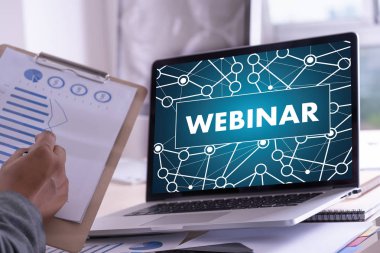 WEBINAR masadaki el E-business tarama Bilgisayardaki bağlantı, kahve, bölünmüş ton