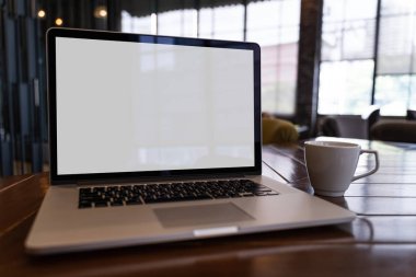 boş ekran bilgisayar ile modern dizüstü kullanarak alay