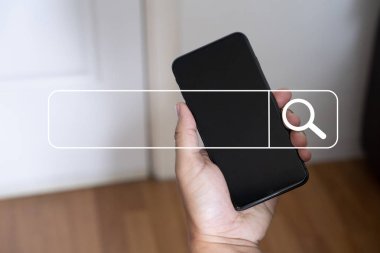 şeylerin (çok arama Internet tarama Internet kullanarak iş adamı)