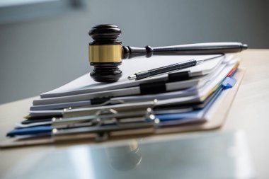 Yargıç ve ofis büro mevzuat üzerindeki belgeler