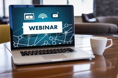 WEBINAR masadaki el E-business tarama Bilgisayardaki bağlantı, kahve, bölünmüş ton