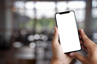 Akıllı telefon teknolojisi ve telefon teknoloji eğilimleri kullanarak adam ellerini kapatın