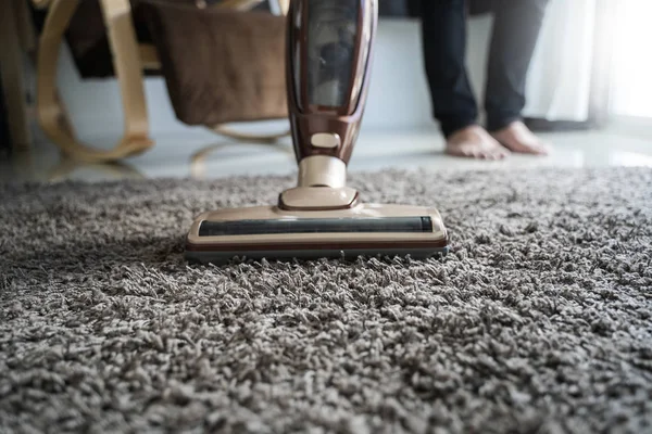 Close Homem Usando Aspirador Durante Limpeza Quarto — Fotografia de Stock