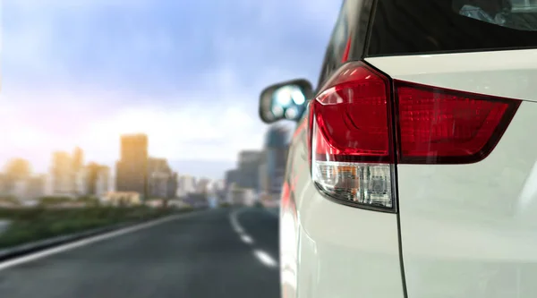 Neuwagen Auf Der Straße Unterwegs — Stockfoto