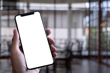 Akıllı telefon teknolojisi ve telefon teknoloji eğilimleri kullanarak adam ellerini kapatın