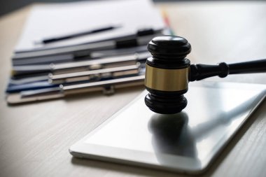 Yargıç ve ofis büro mevzuat üzerindeki belgeler