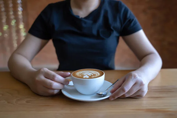 Закрытие Рук Молодая Женщина Держит Чашку Кофе Кафе — стоковое фото