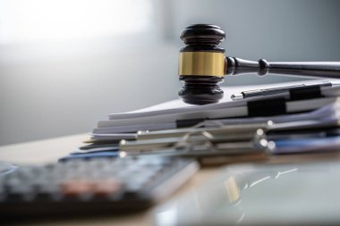 Yargıç ve ofis büro mevzuat üzerindeki belgeler