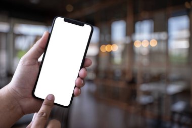 Akıllı telefon teknolojisi ve telefon teknoloji eğilimleri kullanarak adam ellerini kapatın