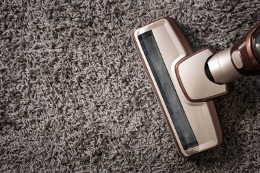 Yakın çekim A elektrikli süpürge profesyonel elektrikli süpürge kullanarak man