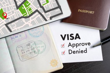Vize ve pasaport onayladı damgalanmış Göçmenlik vize belge üst görünümünde tarih onaylamak