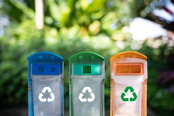 Mann Hand Setzen Kunststoff Wiederverwendung Für Recycling Konzept Umweltschutz Welt — Stockfoto