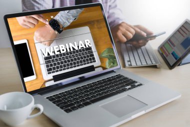 WEBINAR masadaki el E-business tarama Bilgisayardaki bağlantı, kahve, bölünmüş ton