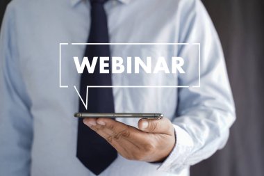 WEBINAR adam el masa üzerinde iş, kahve, bölünmüş ton