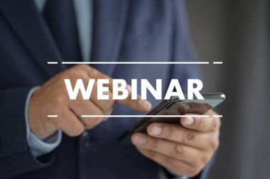 WEBINAR adam el masa üzerinde iş, kahve, bölünmüş ton