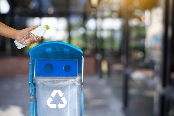 Рука Людини Кладе Пластикове Повторне Використання Переробки Концепції Захисту Навколишнього — стокове фото