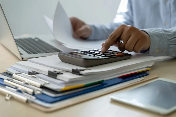 Geschäftsmann Dokumentiert Geschäftsbericht Papiere Joberfolge Analysieren Dokumentenpläne — Stockfoto