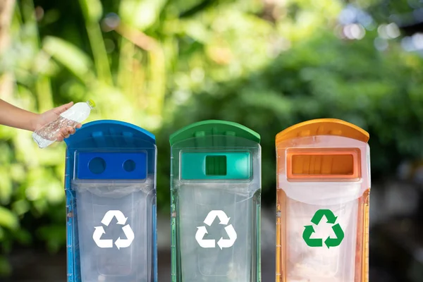 Mann Hand Setzen Kunststoff Wiederverwendung Für Recycling Konzept Umweltschutz Welt — Stockfoto