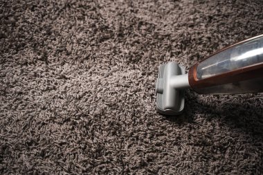 Yakın çekim A elektrikli süpürge profesyonel elektrikli süpürge kullanarak man