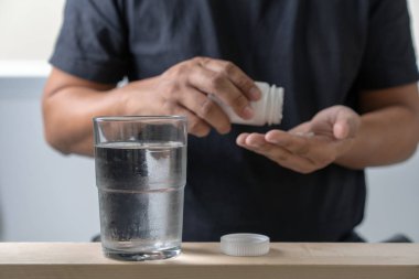 Hasta adam ilaçlar hasta pills şişeden dökülmesini için