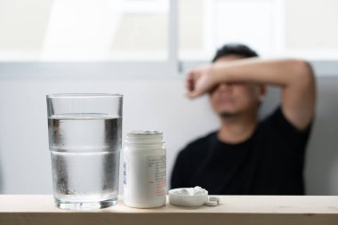 Hasta adam ilaçlar hasta pills şişeden dökülmesini için