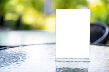 Stand Mock Up Menü çerçeve kartı bulanık arkaplan tasarım anahtarı görsel düzeni.