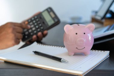 para sayma servet üzerinde ve hesap makinesi masası iş belge hesap makinesi